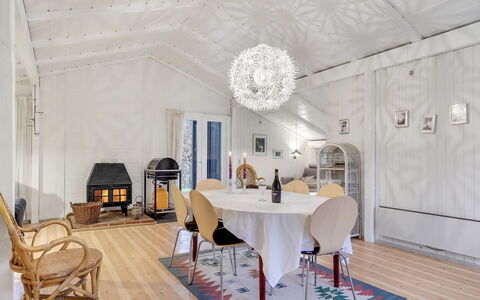 Hardy - 30Km from the Sea: Mobilia, Interior Design, Pavimentazione, Legna, Pavimento, Soffitto, Pavimento In Legno, Sedia, Tavolo, Illuminazione