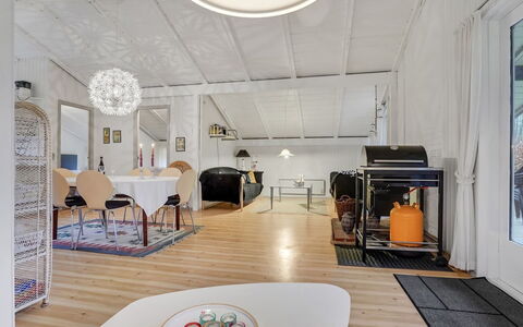 Hardy - 30Km from the Sea: Mobilia, Interior Design, Pavimentazione, Legna, Pavimento, Soffitto, Pavimento In Legno, Sedia, Tavolo, Illuminazione