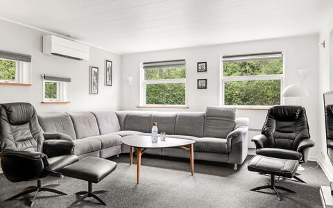 Manderup - 30Km from the Sea: Mobilia, Interior Design, Pavimentazione, Pavimento, Soggiorno, Divano, Comfort, Pavimento In Legno