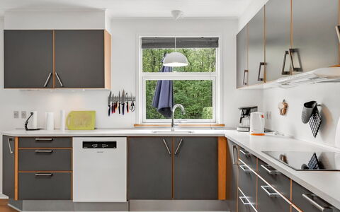 Manderup - 30Km from the Sea: Cucina, Pavimentazione, Legna, Elettrodomestico Da Cucina, Interior Design, Mobilia, Cabinetry, Controsoffitto, Apparecchio Major, Pavimento