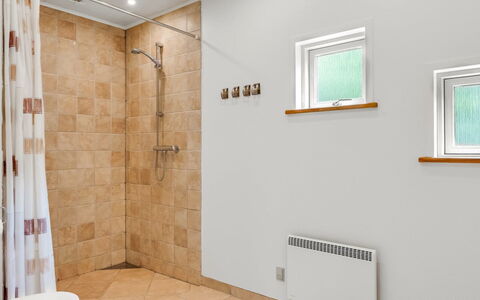 Manderup - 30Km from the Sea: Pavimentazione, Parete, Pavimento, Interior Design, Soffitto, Illuminazione, Idraulico Fixture, Camera, Bagno, Idraulico