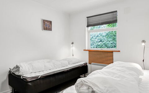 Manderup - 30Km from the Sea: Legna, Letto, Mobilia, Camera Da Letto, Interior Design, Pavimento, Pavimentazione, Lenzuolo, Casa, Bedding