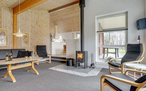 Bosi - 28Km from the Sea: Mobilia, Interior Design, Pavimentazione, Legna, Pavimento, Soffitto, Pavimento In Legno, Sedia, Tavolo, Illuminazione