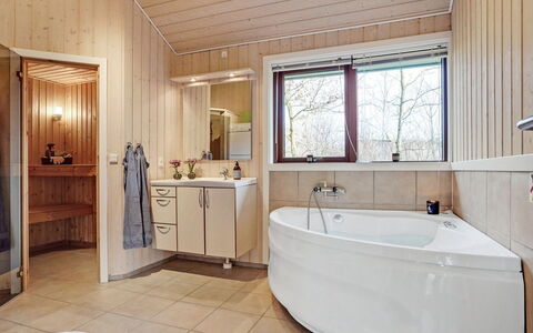 Swarte - 30Km from the Sea: Idraulico Fixture, Interior Design, Legna, Vasca Da Bagno, Pavimentazione, Bagno, Soffitto, Pavimento, Rubinetto, Idraulico