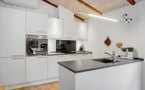 Massie - 30Km from the Sea: Cucina, Elettrodomestico Da Cucina, Controsoffitto, Interior Design, Apparecchio Major, Pavimentazione, Soffitto, Legna, Mobilia, Cabinetry