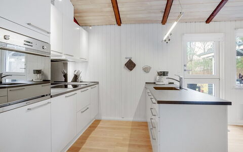 Massie - 30Km from the Sea: Cucina, Pavimentazione, Controsoffitto, Legna, Elettrodomestico Da Cucina, Pavimento In Legno, Interior Design, Soffitto, Pavimento, Apparecchio Major