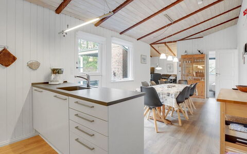 Massie - 30Km from the Sea: Legna, Cucina, Interior Design, Pavimentazione, Soffitto, Mobilia, Controsoffitto, Pavimento, Cabinetry, Camera