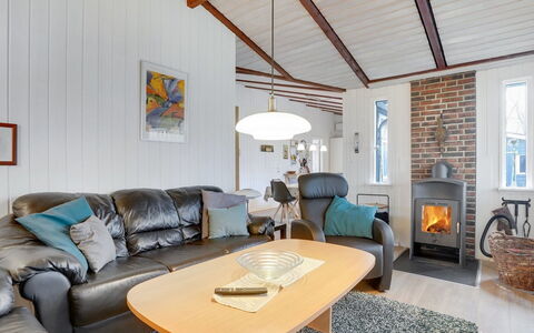 Massie - 30Km from the Sea: Mobilia, Legna, Interior Design, Soffitto, Divano, Pavimentazione, Soggiorno, Pavimento, Casa, Camera