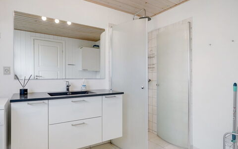 Massie - 30Km from the Sea: Pavimentazione, Idraulico Fixture, Interior Design, Pavimento, Lavello, Mobiletto Del Bagno, Soffitto, Rubinetto, Bagno, Idraulico