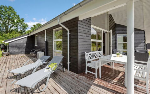Estrid - 30Km from the Sea: Tetto, Casa, Casa, Villetta, Porta, Raccordo, Deck, Portico, Plank, Latifoglie