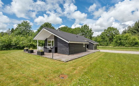 Estrid - 30Km from the Sea: Tetto, Casa, Casa, Villetta, Porta, Raccordo, Deck, Portico, Plank, Latifoglie