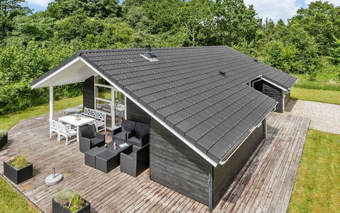Estrid - 30Km from the Sea: Tetto, Casa, Casa, Villetta, Porta, Raccordo, Deck, Portico, Plank, Latifoglie