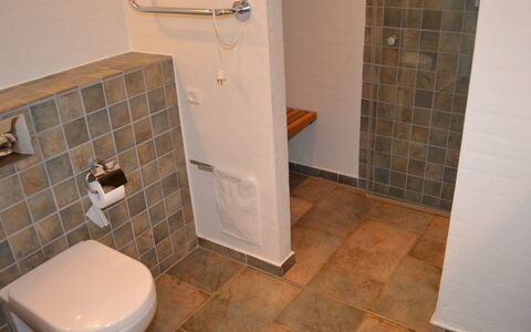 Enna - 2Km from the Sea: Pavimentazione, Parete, Pavimento, Idraulico Fixture, Bagno, Gabinetto, Toilet Seat, Piastrella, Idraulico, Interior Design