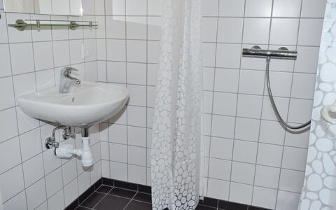 Deetje - 5Km from the Sea: Mobilia, Interior Design, Pavimentazione, Legna, Pavimento, Soffitto, Pavimento In Legno, Sedia, Tavolo, Illuminazione