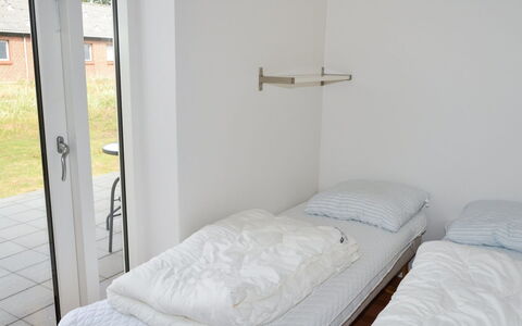 Deetje - 5Km from the Sea: Mobilia, Interior Design, Pavimentazione, Legna, Pavimento, Soffitto, Pavimento In Legno, Sedia, Tavolo, Illuminazione