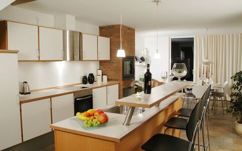 Fanny - 2Km from the Sea: Mobilia, Controsoffitto, Cucina, Interior Design, Pavimentazione, Lampada, Legna, Cabinetry, Sedia, Pavimento