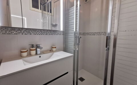 Puits aux Braies: Specchio, Rubinetto, Lavello, Idraulico Fixture, Proprietà, Costruzione, Lavandino Del Bagno, Mobiletto Del Bagno, Bagno