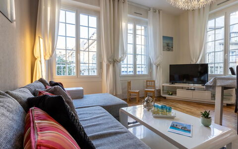 Puits aux Braies: Divano, Mobilia, Proprietà, Tavolo, Cornice, Finestra, Azzurro, Interior Design, Illuminazione, Comfort