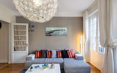 Puits aux Braies: Costruzione, Finestra, Comfort, Legna, Televisione, Soggiorno, Interior Design, Casa, Divano, Pavimento