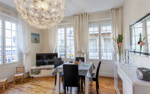 Puits aux Braies: Costruzione, Finestra, Comfort, Legna, Televisione, Soggiorno, Interior Design, Casa, Divano, Pavimento