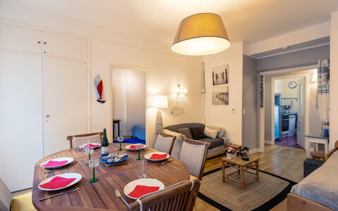 Lancette: Costruzione, Finestra, Comfort, Legna, Televisione, Soggiorno, Interior Design, Casa, Divano, Pavimento