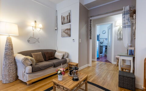 Lancette: Costruzione, Finestra, Comfort, Legna, Televisione, Soggiorno, Interior Design, Casa, Divano, Pavimento