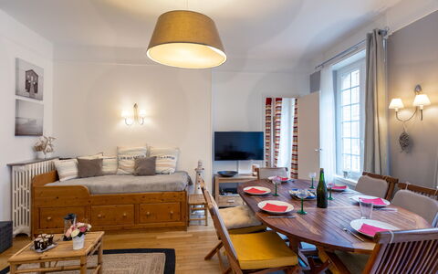 Lancette: Costruzione, Finestra, Comfort, Legna, Televisione, Soggiorno, Interior Design, Casa, Divano, Pavimento