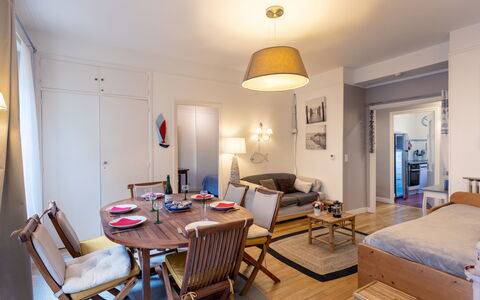 Lancette: Costruzione, Finestra, Comfort, Legna, Televisione, Soggiorno, Interior Design, Casa, Divano, Pavimento