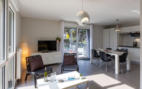 Les Cyprès: Costruzione, Finestra, Comfort, Legna, Televisione, Soggiorno, Interior Design, Casa, Divano, Pavimento
