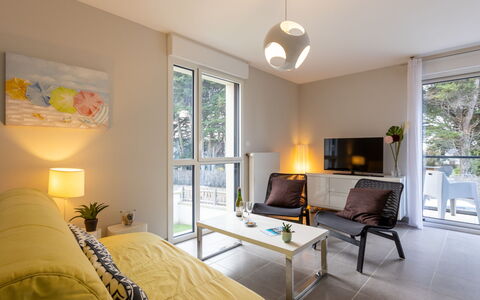 Les Cyprès: Costruzione, Finestra, Comfort, Legna, Televisione, Soggiorno, Interior Design, Casa, Divano, Pavimento