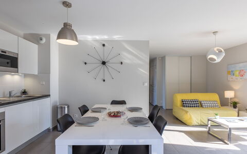 Les Cyprès: Costruzione, Finestra, Comfort, Legna, Televisione, Soggiorno, Interior Design, Casa, Divano, Pavimento