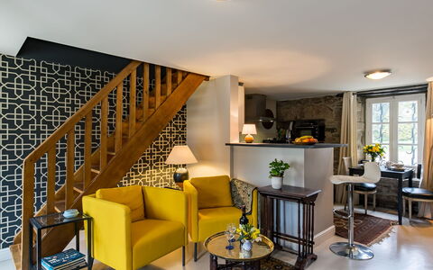 Penguilly: Costruzione, Finestra, Comfort, Legna, Televisione, Soggiorno, Interior Design, Casa, Divano, Pavimento