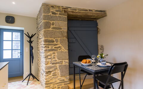 Zenaïde: Costruzione, Finestra, Comfort, Legna, Televisione, Soggiorno, Interior Design, Casa, Divano, Pavimento