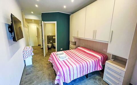 Rapallo 260: Pavimentazione, Pavimento, Interior Design, Camera Da Letto, Mobilia, Letto, Soffitto, Camera, Lenzuolo, Bedding