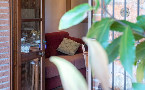 Massa Marittima 630: Legna, Interior Design, Impianto Terrestre, Comfort, Tavolo, Costruzione, Porta, Pianta, Casa, Biancheria