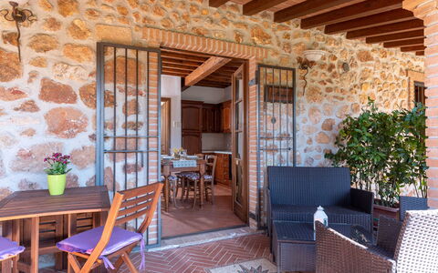 Massa Marittima 630: Mobilia, Tavolo, Proprietà, Pianta, Sedia, Pianta Della Casa, Vaso Di Fiori, Legna, Interior Design, Illuminazione