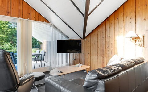 Leonard - 30Km from the Sea: Interior Design, Soffitto, Mobilia, Casa, Camera, Latifoglie, Villetta, Soggiorno, Sedia, Attico