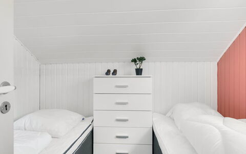 Leonard - 30Km from the Sea: Pavimento, Camera Da Letto, Interior Design, Pavimentazione, Letto, Bedding, Lenzuolo, Soffitto, Camera