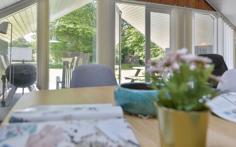 Leonard - 30Km from the Sea: Legna, Interior Design, Mobilia, Soffitto, Sedia, Pavimento, Bicchiere, Soggiorno, Attico, Cucina & Sala Da Pranzo Tavolo