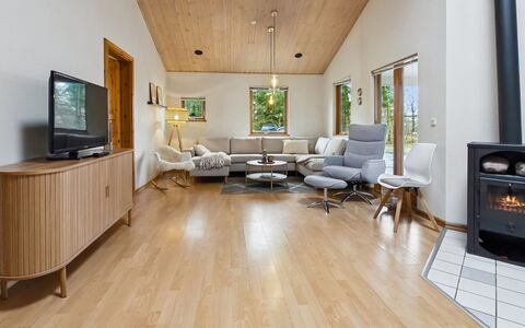 Absalon - 29Km from the Sea: Mobilia, Interior Design, Pavimentazione, Legna, Pavimento, Soffitto, Pavimento In Legno, Sedia, Tavolo, Illuminazione