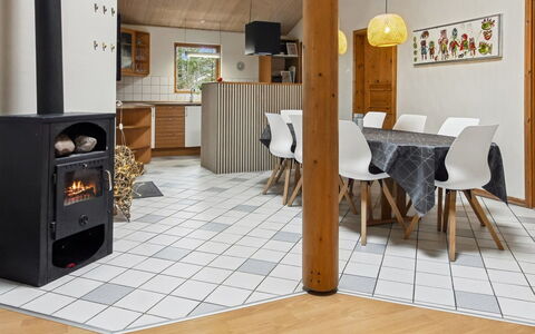 Absalon - 29Km from the Sea: Mobilia, Interior Design, Pavimentazione, Legna, Pavimento, Soffitto, Pavimento In Legno, Sedia, Tavolo, Illuminazione