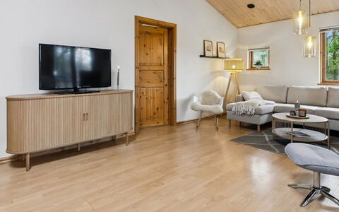 Absalon - 29Km from the Sea: Mobilia, Interior Design, Pavimentazione, Legna, Pavimento, Soffitto, Pavimento In Legno, Sedia, Tavolo, Illuminazione
