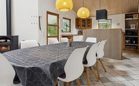 Absalon - 29Km from the Sea: Mobilia, Interior Design, Pavimentazione, Legna, Pavimento, Soffitto, Pavimento In Legno, Sedia, Tavolo, Illuminazione