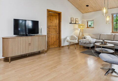 Absalon - 29Km from the Sea: Mobilia, Interior Design, Pavimentazione, Pavimento, Divano, Legna, Soffitto, Pavimento In Legno, Soggiorno, Tavolo