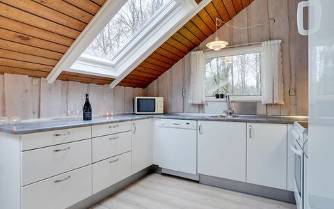 Anninka - 28Km from the Sea: Legna, Soffitto, Pavimentazione, Interior Design, Cucina, Casa, Pavimento, Controsoffitto, Lampada, Cabinetry