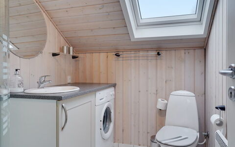 Anninka - 28Km from the Sea: Idraulico Fixture, Pavimentazione, Legna, Pavimento, Interior Design, Bagno, Lavello, Rubinetto, Idraulico, Soffitto