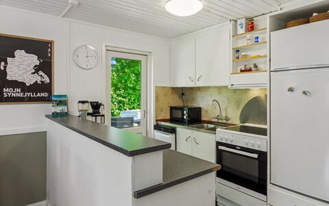 Hejne - 29Km from the Sea: Pavimentazione, Cucina, Interior Design, Apparecchio Major, Legna, Elettrodomestico Da Cucina, Controsoffitto, Pavimento, Soffitto, Mobilia