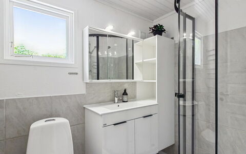 Hejne - 29Km from the Sea: Idraulico Fixture, Interior Design, Pavimentazione, Pavimento, Bagno, Lavello, Mobiletto Del Bagno, Lavandino Del Bagno, Gabinetto, Rubinetto