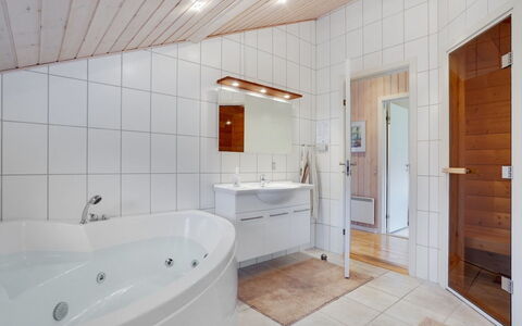 Tatti - 30Km from the Sea: Pavimentazione, Idraulico Fixture, Interior Design, Legna, Soffitto, Pavimento, Bagno, Idraulico, Camera, Casa