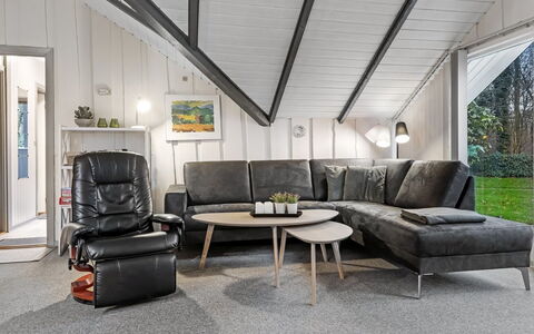 Liljana - 30Km from the Sea: Mobilia, Interior Design, Pavimentazione, Legna, Pavimento, Soffitto, Pavimento In Legno, Sedia, Tavolo, Illuminazione